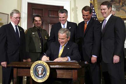 Pres Bush signs border fence bill